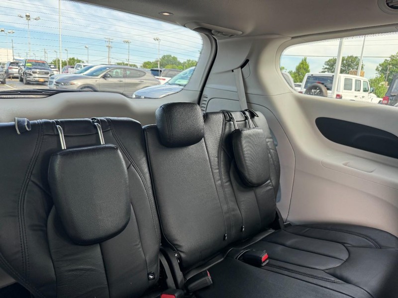 Chrysler Voyager Vehicle Image 16