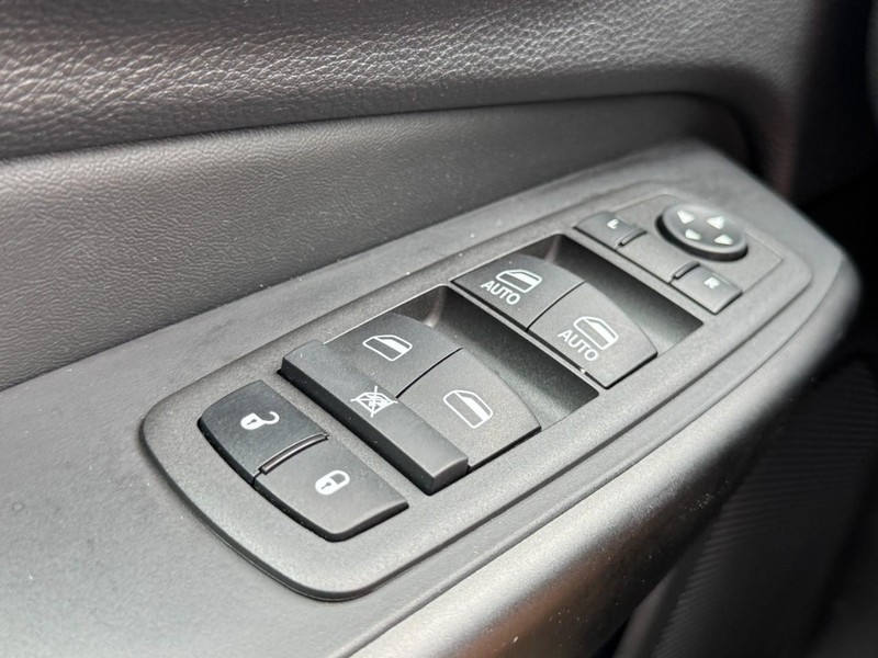 Jeep Cherokee Vehicle Image 35