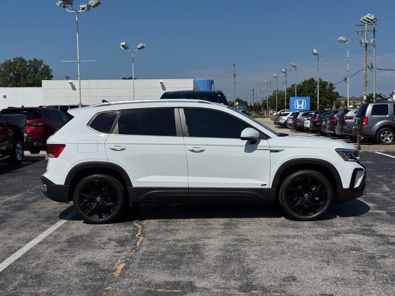 Volkswagen Taos Vehicle Image 02