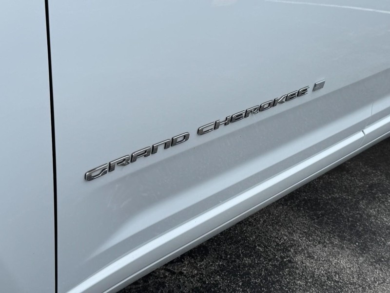 Jeep Grand Cherokee L Vehicle Image 11