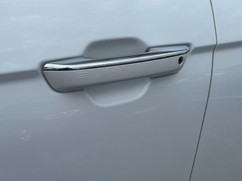 Jeep Grand Cherokee L Vehicle Image 12