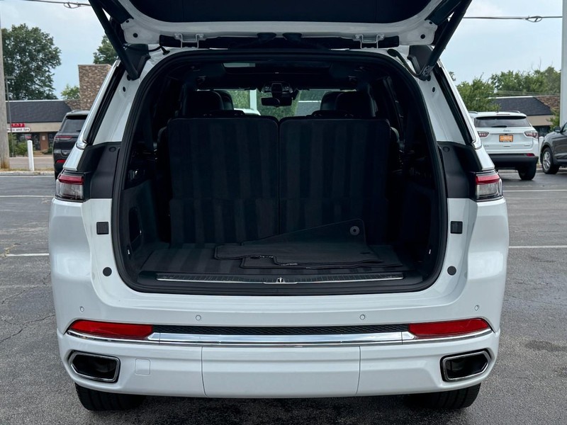 Jeep Grand Cherokee L Vehicle Image 15