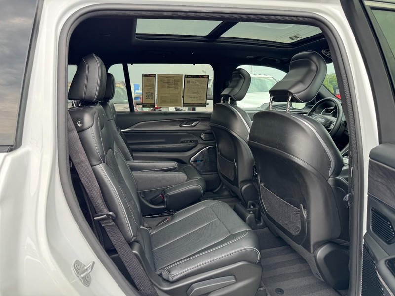 Jeep Grand Cherokee L Vehicle Image 18