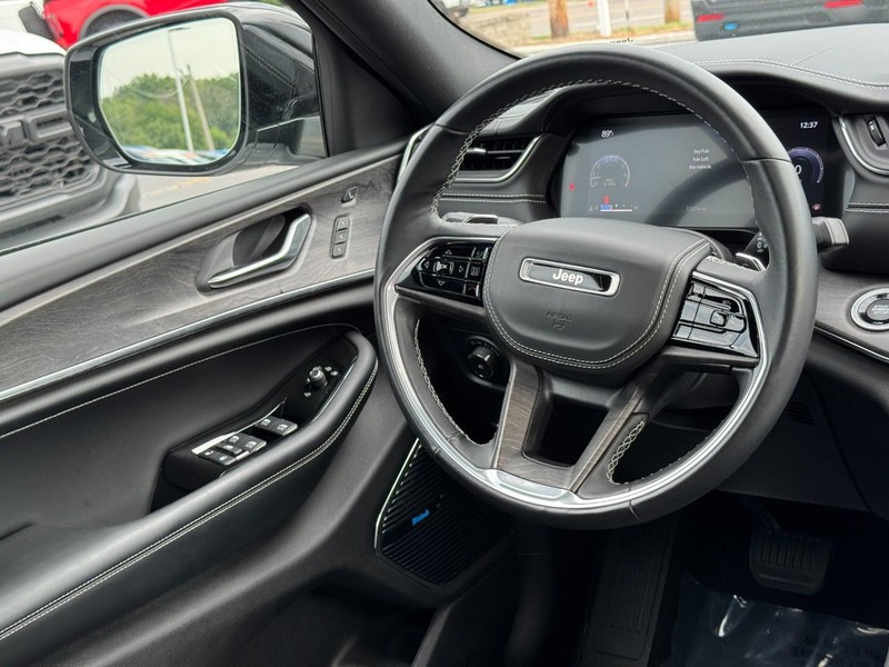 Jeep Grand Cherokee L Vehicle Image 22