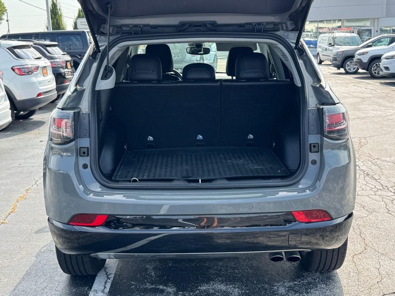 Jeep Compass Vehicle Image 15