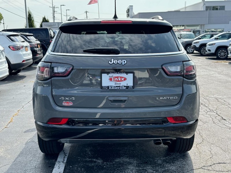 Jeep Compass Vehicle Image 17