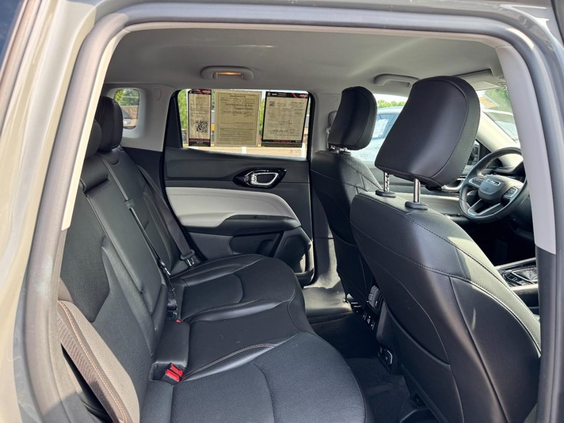 Jeep Compass Vehicle Image 18