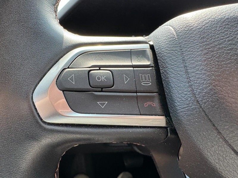 Jeep Compass Vehicle Image 25
