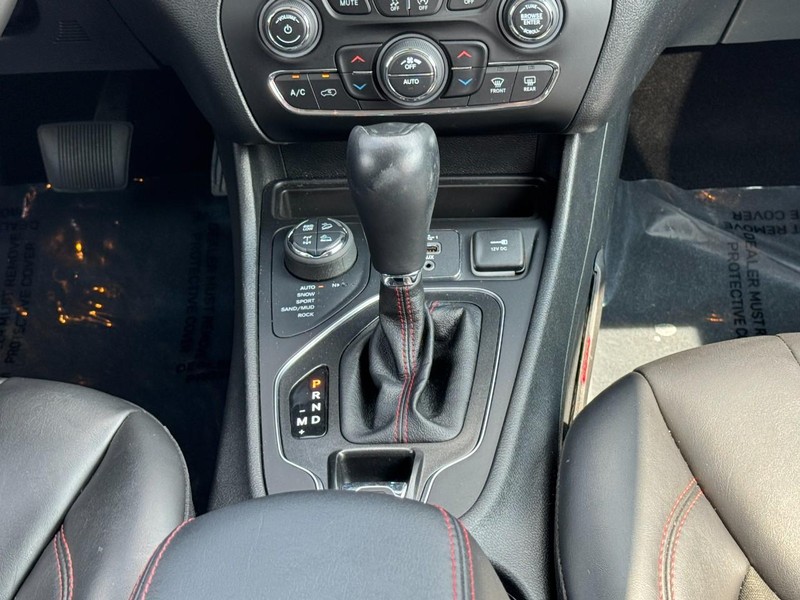 Jeep Cherokee Vehicle Image 25