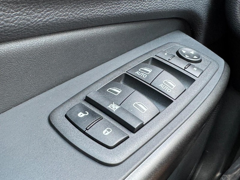 Jeep Cherokee Vehicle Image 35