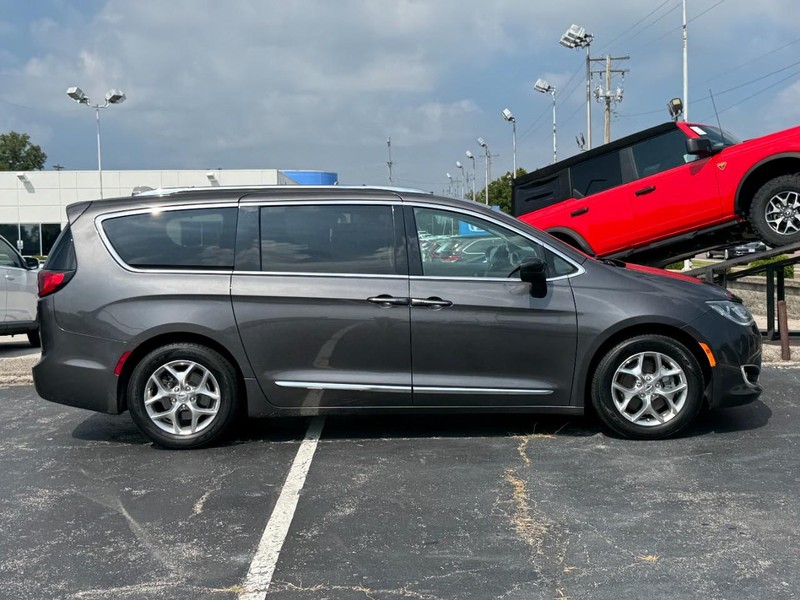 Chrysler Pacifica Vehicle Image 02