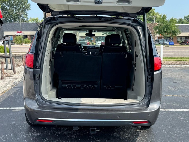 Chrysler Pacifica Vehicle Image 11