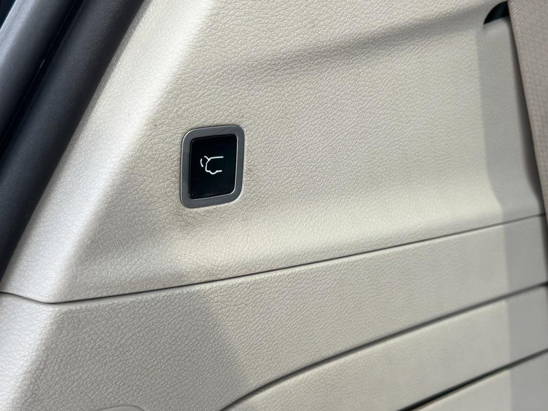 Chrysler Pacifica Vehicle Image 12