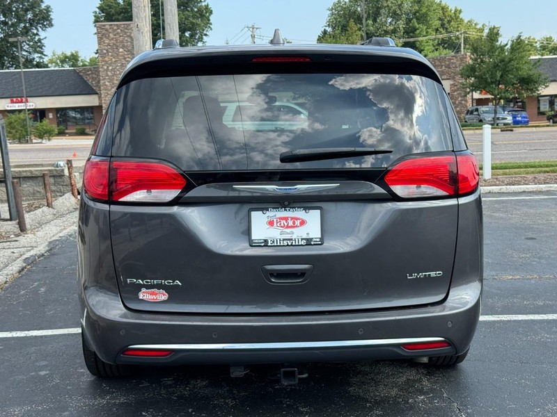 Chrysler Pacifica Vehicle Image 13
