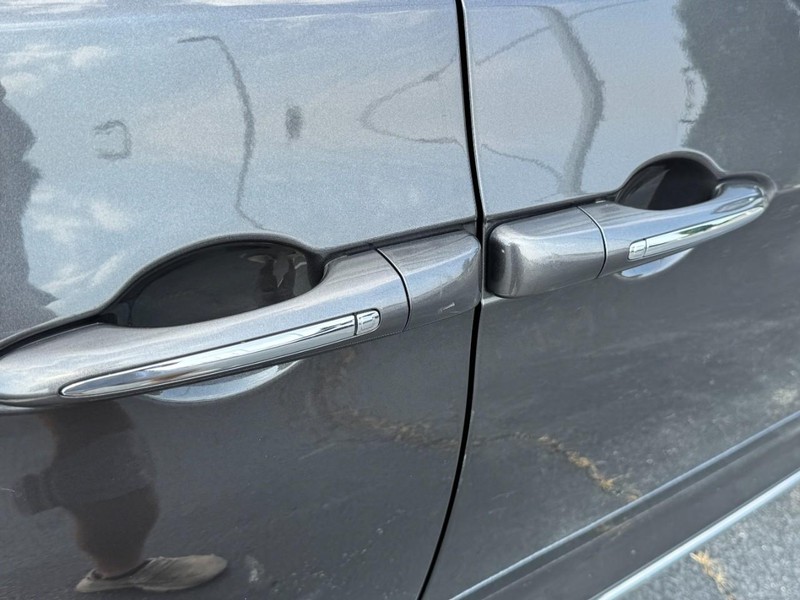 Chrysler Pacifica Vehicle Image 14