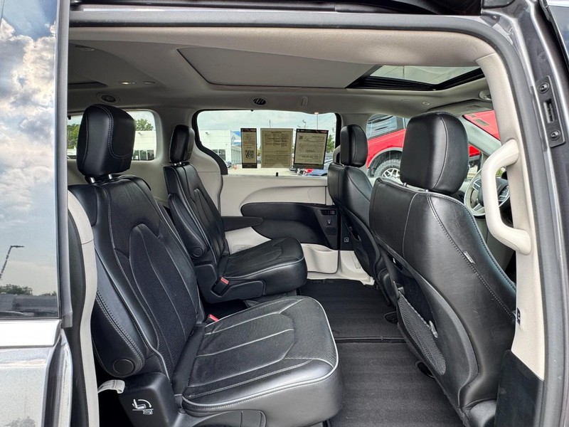 Chrysler Pacifica Vehicle Image 15