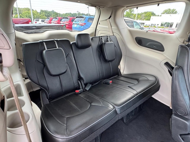 Chrysler Pacifica Vehicle Image 16