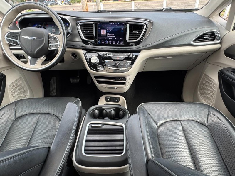 Chrysler Pacifica Vehicle Image 17