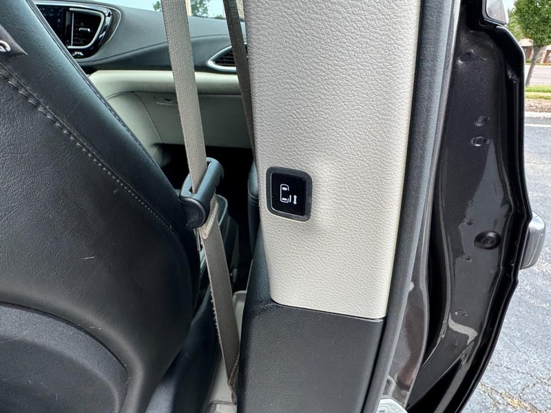 Chrysler Pacifica Vehicle Image 18
