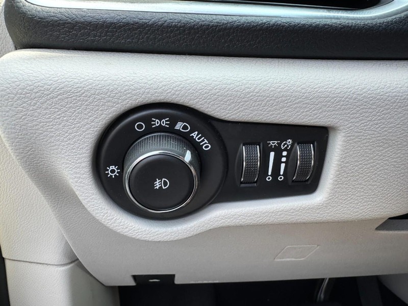Chrysler Pacifica Vehicle Image 20