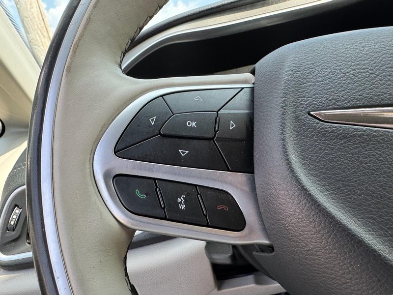 Chrysler Pacifica Vehicle Image 21