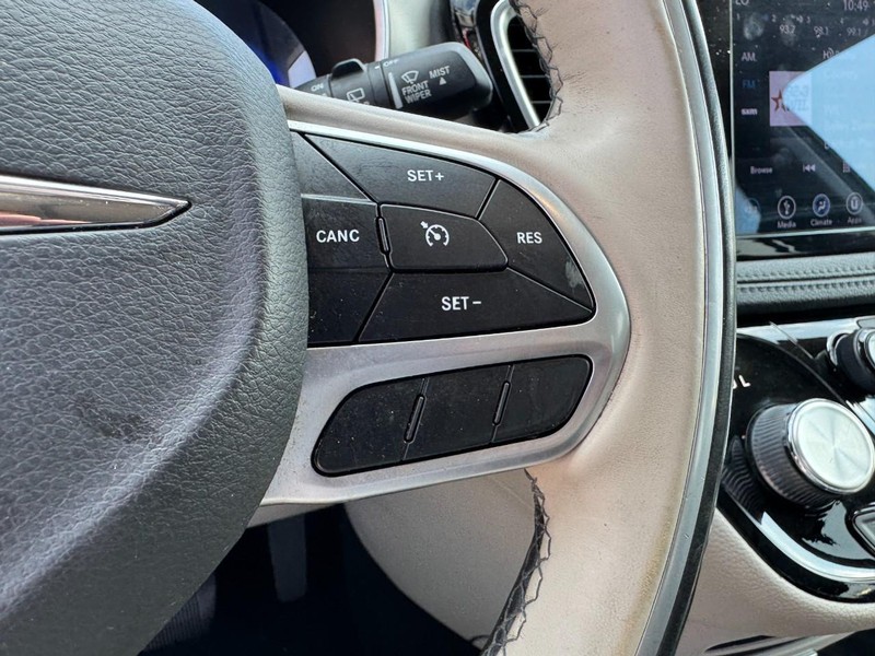 Chrysler Pacifica Vehicle Image 22