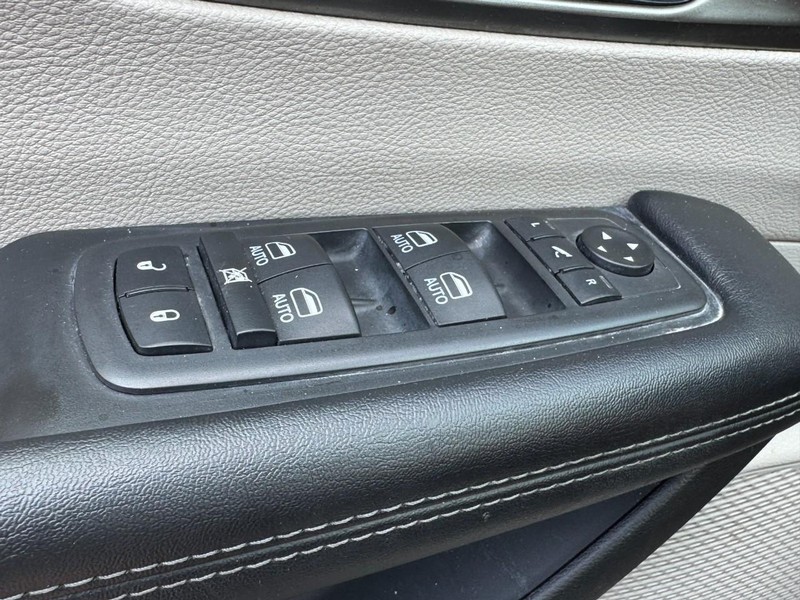 Chrysler Pacifica Vehicle Image 29