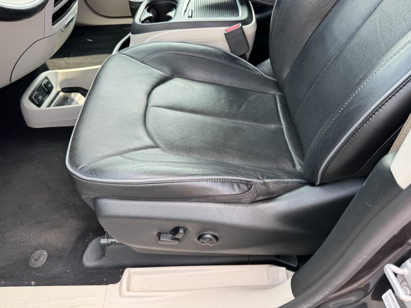 Chrysler Pacifica Vehicle Image 30