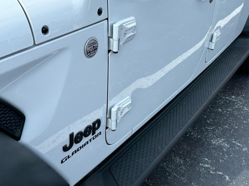 Jeep Gladiator Vehicle Image 12