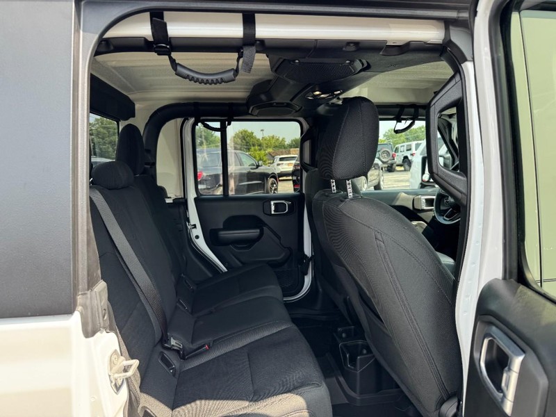Jeep Gladiator Vehicle Image 17