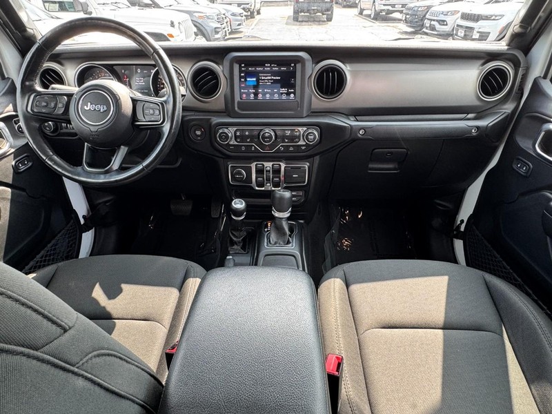Jeep Gladiator Vehicle Image 19