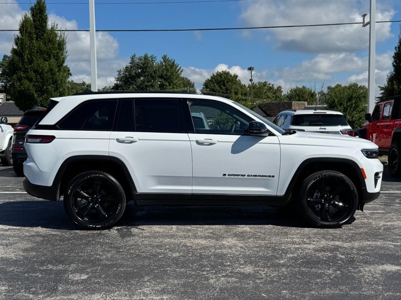 Jeep Grand Cherokee Vehicle Image 03