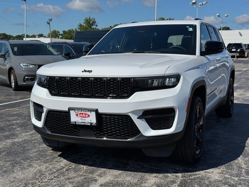 Jeep Grand Cherokee Vehicle Image 11