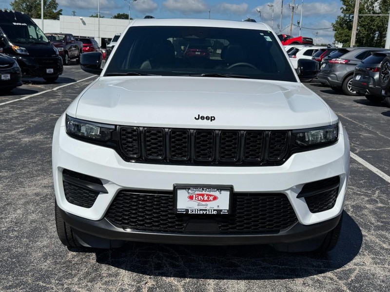 Jeep Grand Cherokee Vehicle Image 12