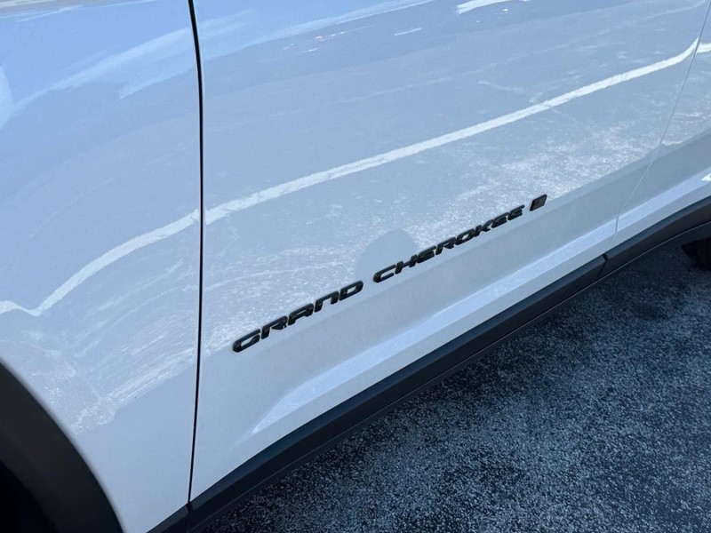 Jeep Grand Cherokee Vehicle Image 13