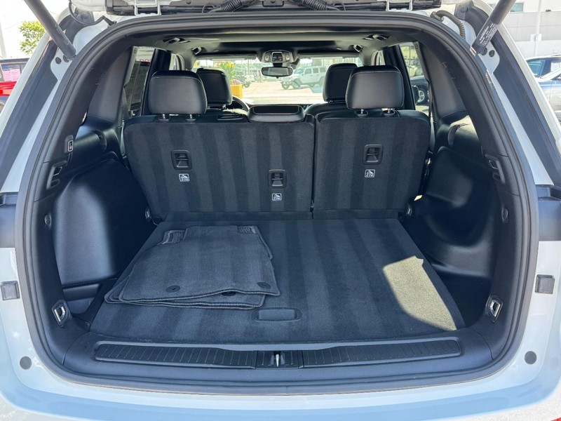 Jeep Grand Cherokee Vehicle Image 15