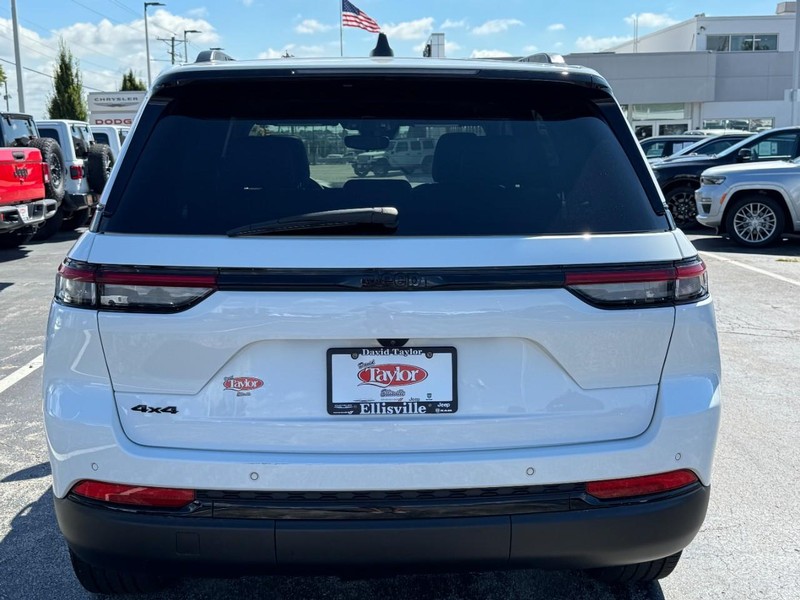 Jeep Grand Cherokee Vehicle Image 16