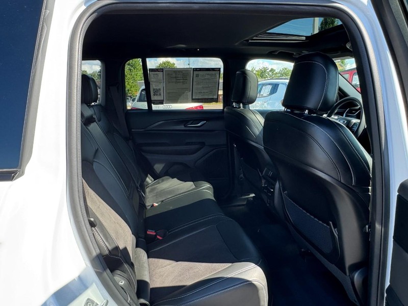 Jeep Grand Cherokee Vehicle Image 17