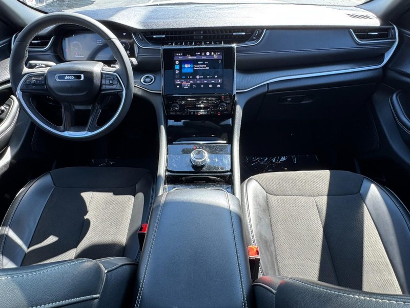 Jeep Grand Cherokee Vehicle Image 20