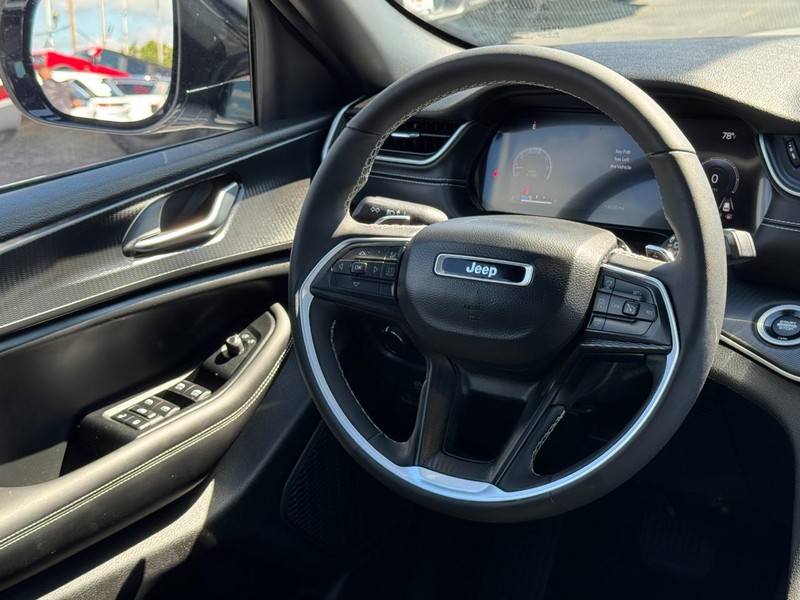 Jeep Grand Cherokee Vehicle Image 21
