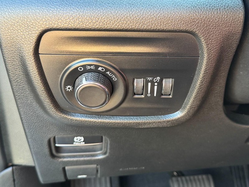 Jeep Grand Cherokee Vehicle Image 25