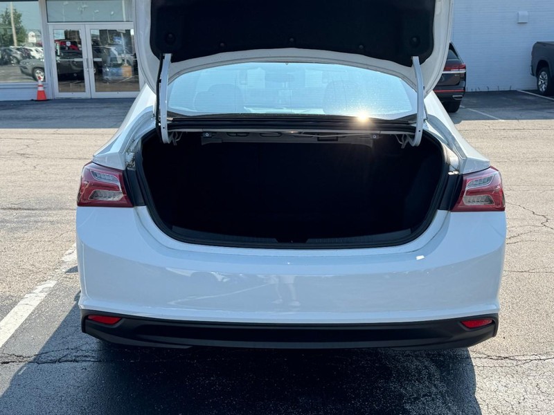 Chevrolet Malibu Vehicle Image 16