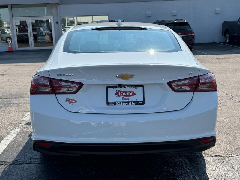 Chevrolet Malibu Vehicle Image 17