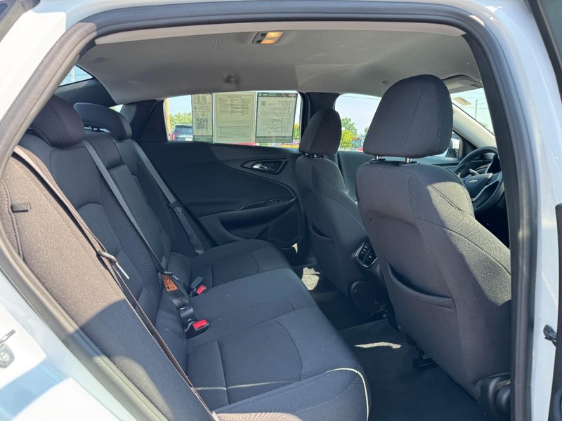 Chevrolet Malibu Vehicle Image 18