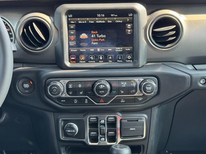 Jeep Gladiator Vehicle Image 24