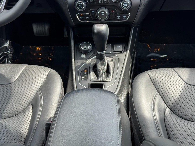 Jeep Cherokee Vehicle Image 22