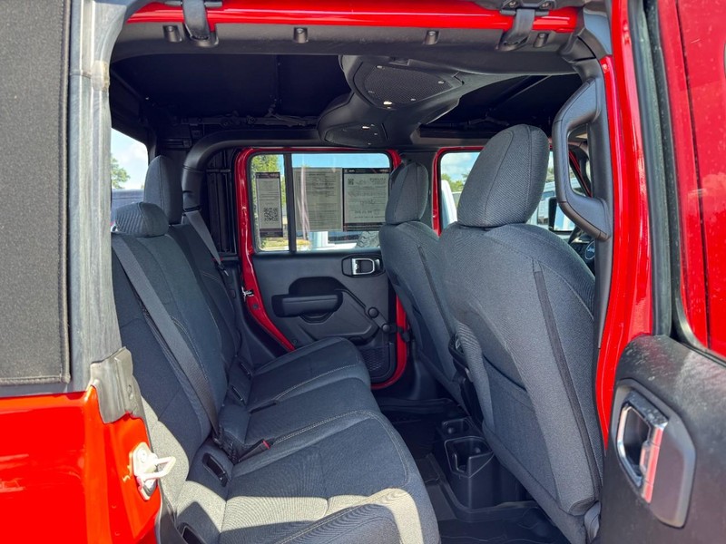 Jeep Gladiator Vehicle Image 15