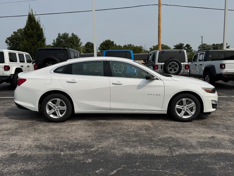 Chevrolet Malibu Vehicle Image 02