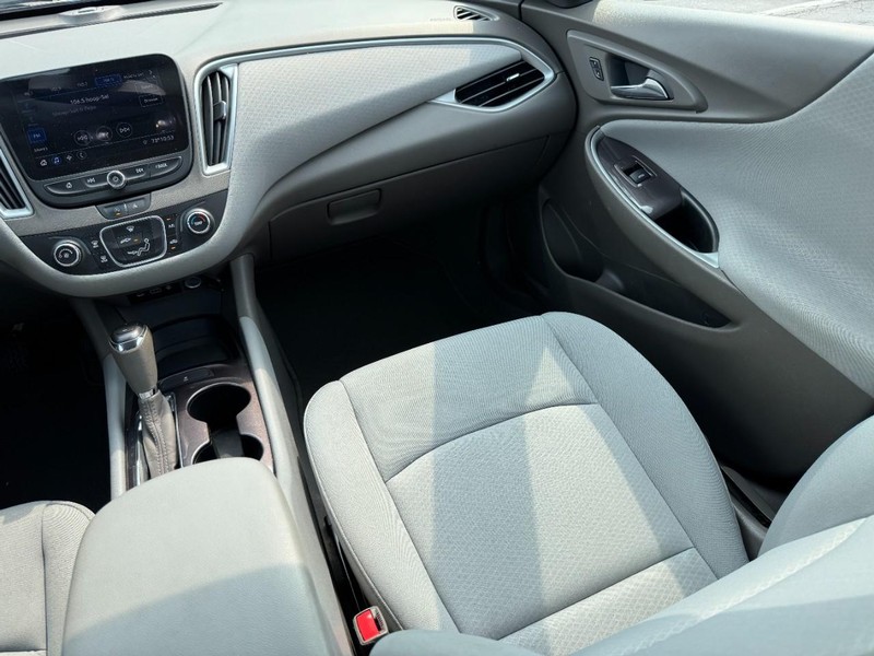 Chevrolet Malibu Vehicle Image 22