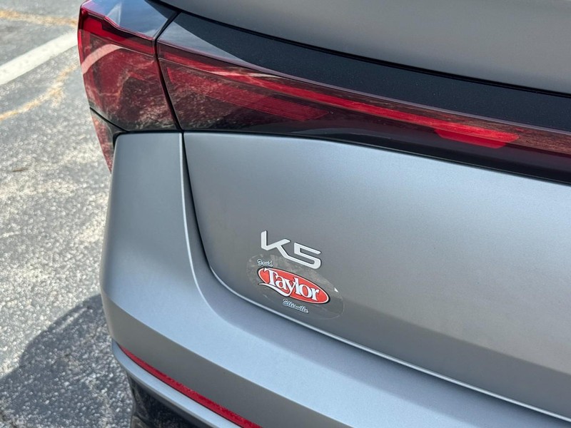 Kia K5 Vehicle Image 12